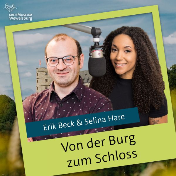 Das Coverbild des Wewelsburgpodcasts. Der Titel lautet "Von der Burg zum Schloss." Die Sprecher sind Erik Beck und Selina Hare